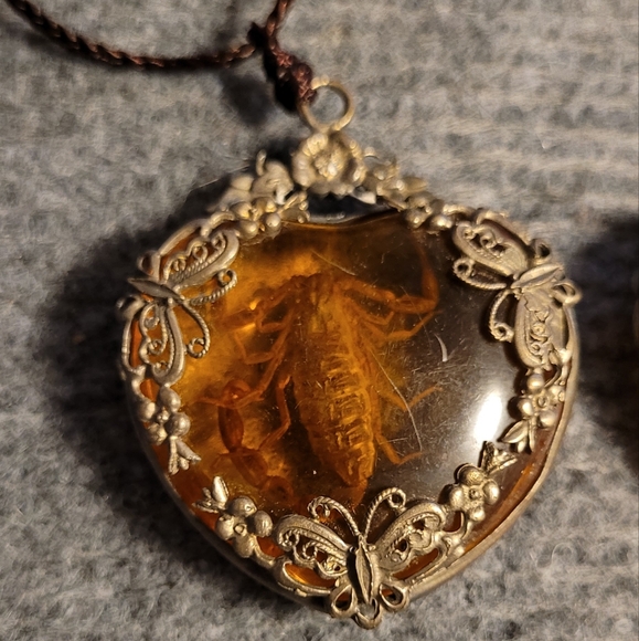 1940's style mixed metal silver around fossilized amber with scorpion inside - Picture 2 of 10